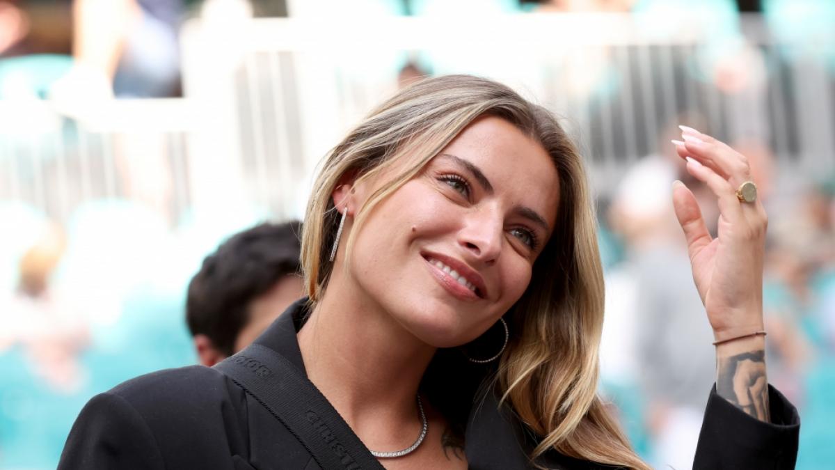 Sophia Thomalla setzt im B&uuml;ro auf ein knappes Outfit. (Foto)