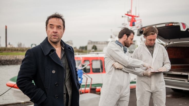 Hauptkommissar Holzer (Jan Josef Liefers, l.) nimmt im Hafen von Wilhelmshaven die Ermittlungen auf.