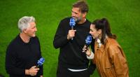 Bastian Schweinsteiger (l.) nach der DFB-Niederlage gegen Griechenland im Gespräch mit Bundestrainer Jürgen Klopp und Moderatorin Esther Sedlaczek.