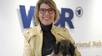 Bettina Böttinger hält ihren Hund Finchen auf dem Arm.