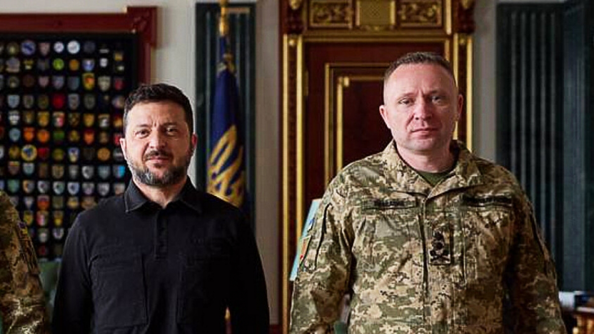 Wolodymyr Selenskyj und der neue Oberbefehlshaber der ukrainischen Streitkr&auml;fte Mykhailo Drapatyi (rechts). (Foto)