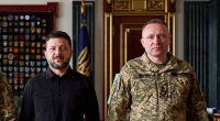 Wolodymyr Selenskyj und der neue Oberbefehlshaber der ukrainischen Streitkräfte Mykhailo Drapatyi (rechts).