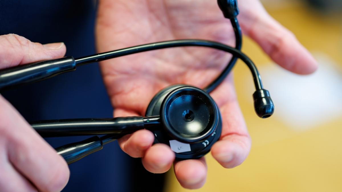 Wenn es nach den Pl&auml;nen von Union und SPD geht, ist der Hausarzt k&uuml;nftig zentraler Ansprechpartner vor Facharztterminen - doch ein Detail geht den Gr&uuml;nen dabei gegen den Strich. (Foto)