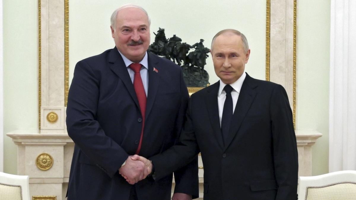 Der belarussische Machthaber Alexander Lukaschenko (links) gilt als engster Verb&uuml;ndeter von Wladimir Putin. (Foto)