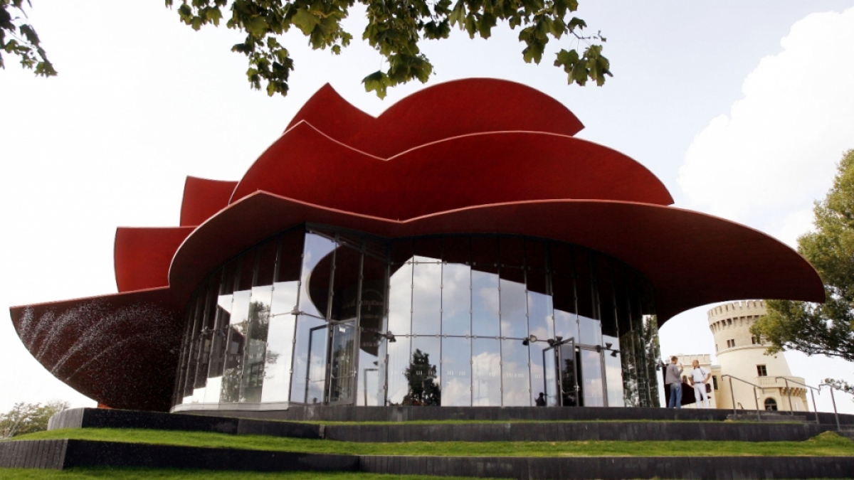 Die dreifach muschelartige rote &Uuml;berdachung kennzeichnet den Neubau des Hans Otto Theaters in Potsdam (Foto)
