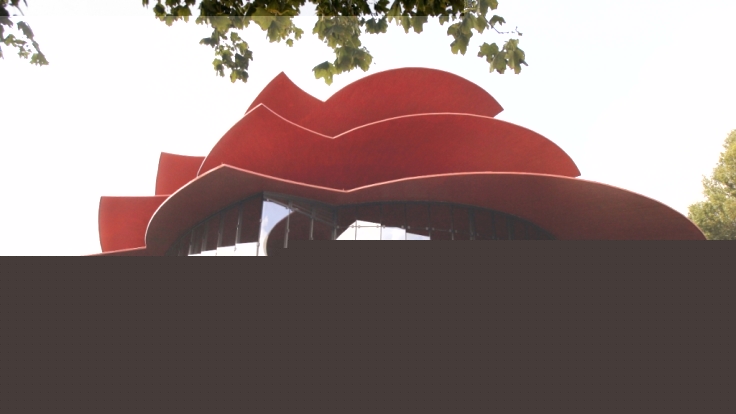 Die dreifach muschelartige rote Überdachung kennzeichnet den Neubau des Hans Otto Theaters in Potsdam