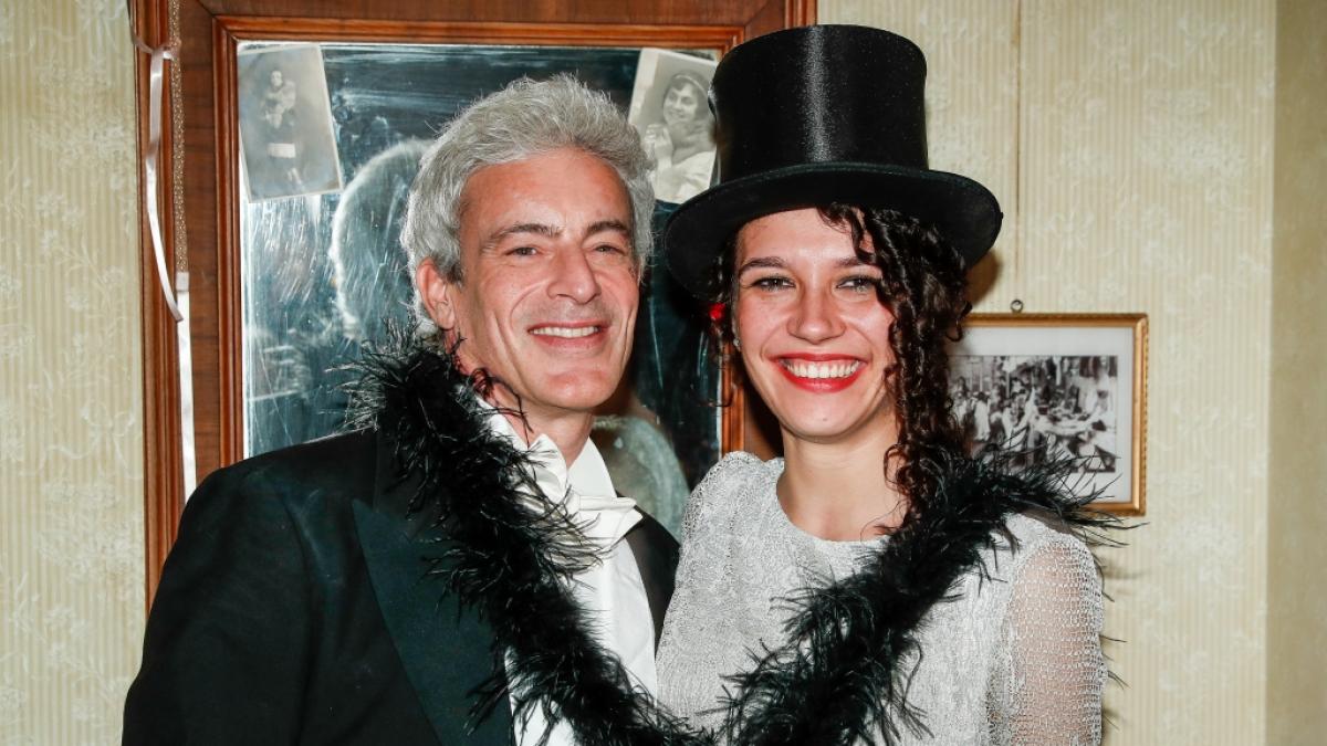 Gedeon Burkhard und Freundin&nbsp;Sasha Veduta. Sie ist eine der beiden Frauen, mit denen der "Kommissar Rex"-Star eine Dreier-Beziehung f&uuml;hrt. (Foto)