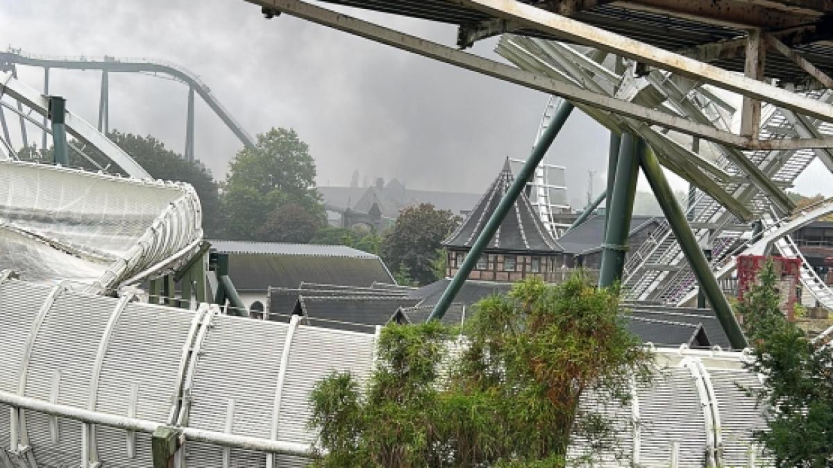Rauch ist im Freizeitpark Heidepark Soltau wegen eines Feuers in einem ehemaligen Verwaltungsgeb&auml;ude zu sehen. Aus Sicherheitsgr&uuml;nden wurden die rund 4500 Besucher zu ihren Autos geleitet und mussten den Park im Heidekreis verlassen. (Foto)