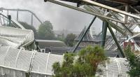 Rauch ist im Freizeitpark Heidepark Soltau wegen eines Feuers in einem ehemaligen Verwaltungsgebäude zu sehen. Aus Sicherheitsgründen wurden die rund 4500 Besucher zu ihren Autos geleitet und mussten den Park im Heidekreis verlassen.