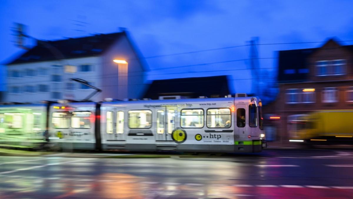 In Hannover-Badenstedt ist ein Mann (61) von einer Stadtbahn &uuml;berrollt und t&ouml;dlich verletzt worden - jetzt ermittelt die Polizei und sucht Zeugen. (Foto)