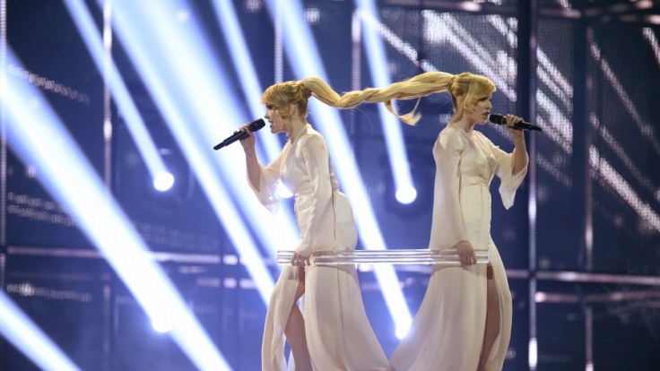 Die russischen Zwillinge Tolmachevy Sisters kämpfen um die Punkte und mit ihren Haaren.