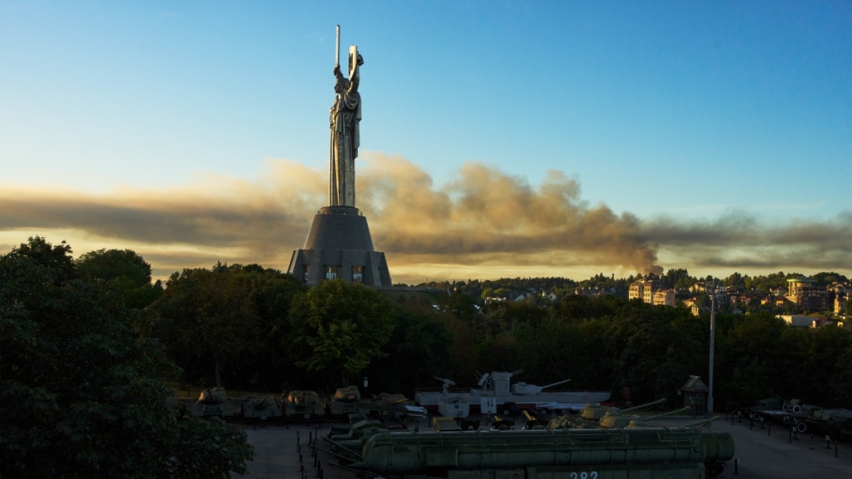 Nach einem russischen Raketenangriff in Kiew, Ukraine, am fr&uuml;hen Dienstag steigt Rauch auf. (Foto)