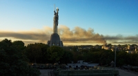 Nach einem russischen Raketenangriff in Kiew, Ukraine, am frühen Dienstag steigt Rauch auf.