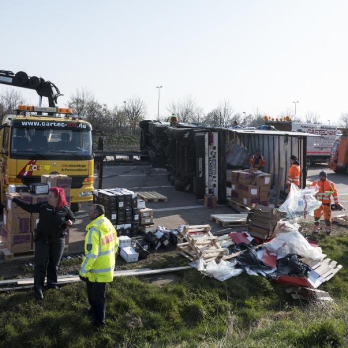 Lkw rast in Stau-Ende - Trucker zu Tode gequetscht