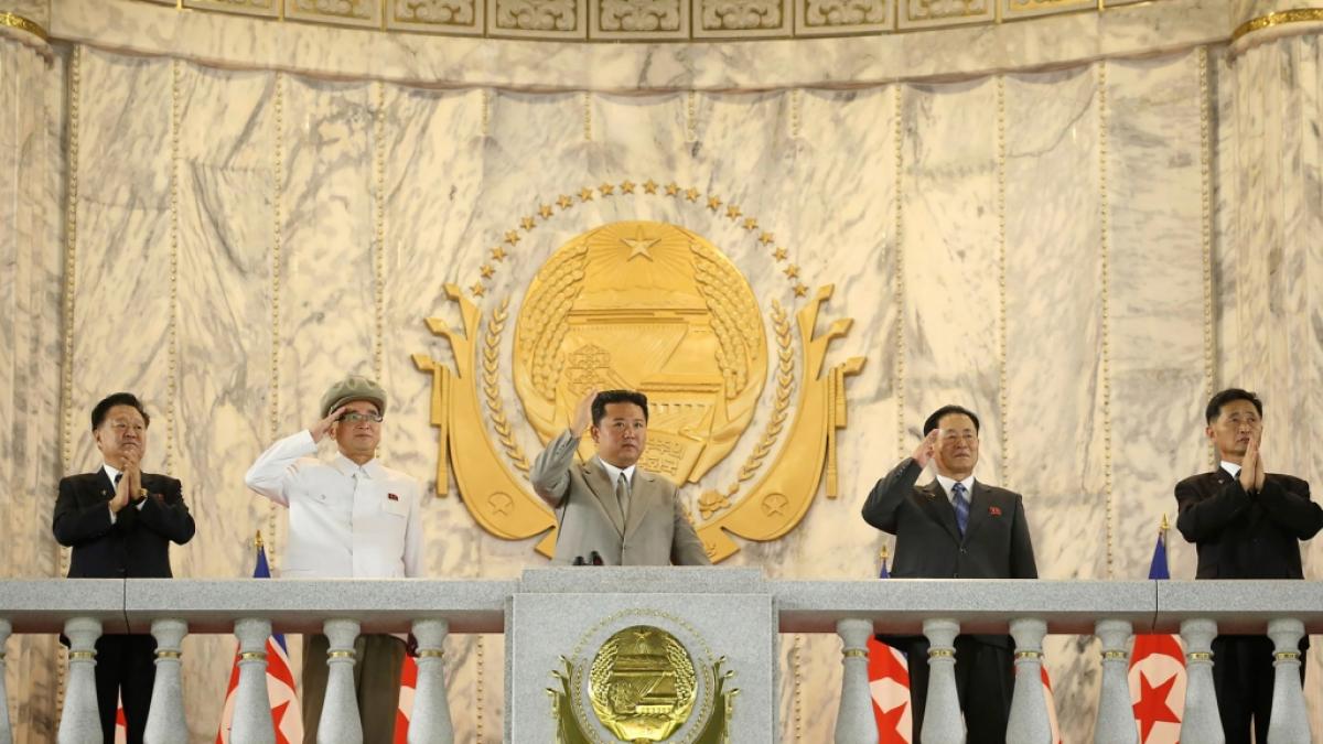 Der nordkoreanische Machthaber Kim Jong-un lie&szlig; um Mitternacht eine bizarre Milit&auml;rparade in Gefahrenschutzanz&uuml;gen und Gasmasken abhalten. (Foto)