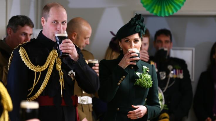 Hoch die Tassen! Anlässlich des St. Patrick's Day 2019 gönnte sich Herzogin Kate ein Glas Guinness-Bier.