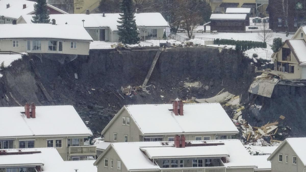 Ein Erdrutsch hat in der Stadt Ask zahlreiche H&auml;user besch&auml;digt. Nach dem Erdrutsch im S&uuml;den Norwegens sind mehr als 150 Menschen in Sicherheit gebracht worden. (Foto)