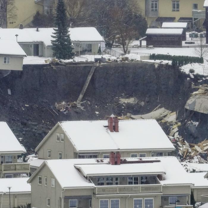 Erdboden verschlingt Wohnhäuser! Rettungskräfte bergen Todesopfer