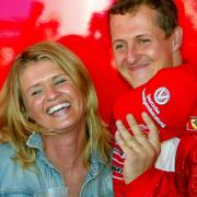 Corinna Schumacher begleitete ihren Ehemann zu fast allen Formel-1-Rennen. Auch nach seinem schweren Skiunfall weicht sie ihm nicht von der Seite.