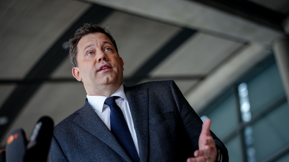 Millionen-Regen f&uuml;r Bundesfinanzminister Lars Klingbeil: Allein im M&auml;rz sp&uuml;lten die hohen Spritpreise fast eine halbe Milliarde Euro zus&auml;tzlich in den Bundeshaushalt. (Foto)