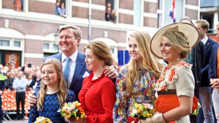 König Willem-Alexander und Königin Maxima (r) mit den Töchter, Kronprinzessin Amalia (2.v.r), Prinzessin Alexia und Ariane (l).