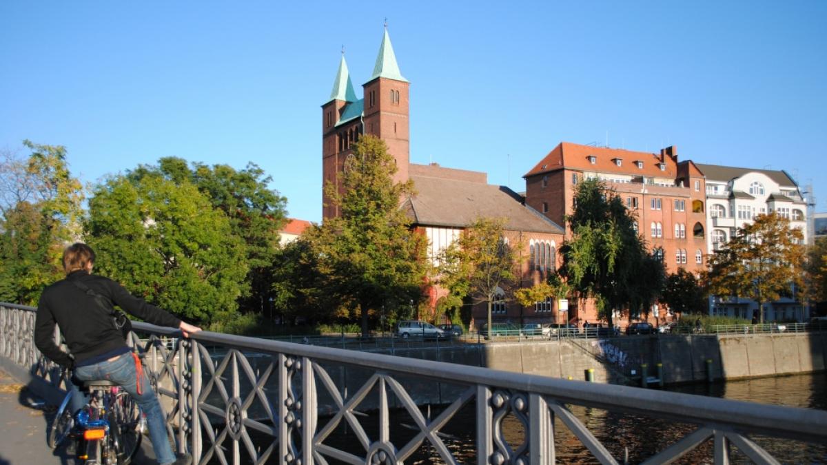 Ein Mann warf am Landwehrkanal in Berlin ein Fahrrad auf eine 60-j&auml;hrige&nbsp;Bootsfahrerin. (Symbolfoto) (Foto)