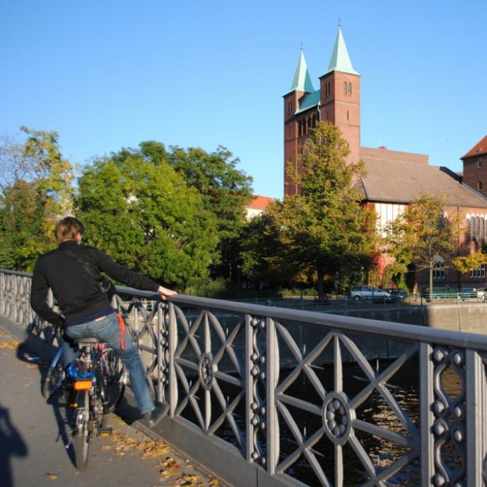 Von einer Brücke aus: Mann bewirft 60-Jährige mit Fahrrad!