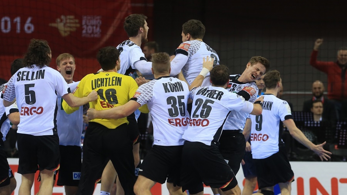 Nach Abpfiff liegen sich die deutschen Handballer in den Armen. (Foto)