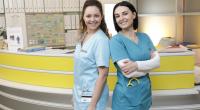 Ines Quermann (li) ist an der Seite von Mimi Fiedler in der Serie 