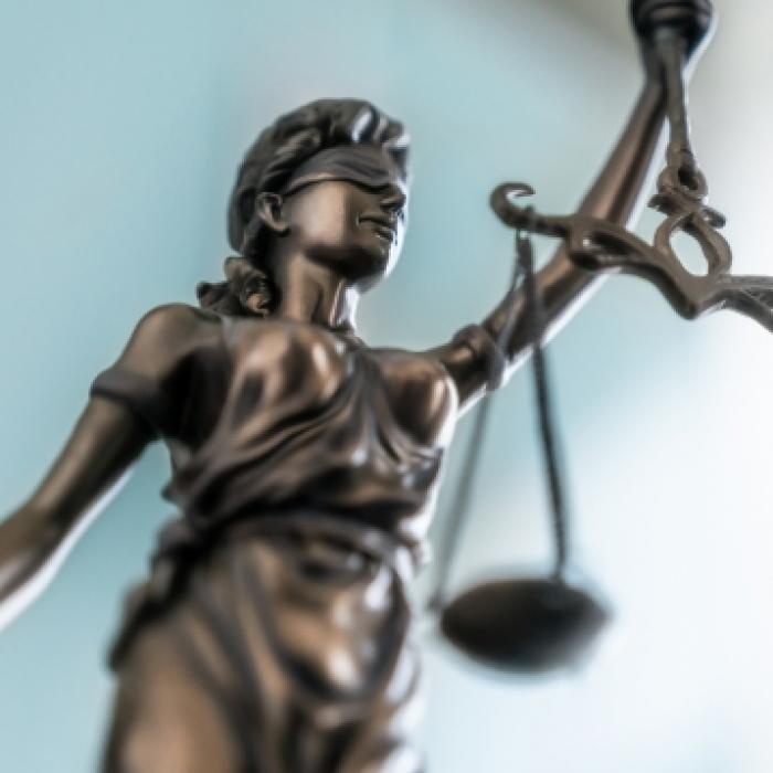 Mutmaßlicher Mörder flüchtet aus Gerichtssaal - Überwachungskamera filmt mit