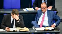 Bürger haben kaum Vertrauen, dass Bundeskanzler Friedrich Merz (r) und Vizekanzler Lars Klingbeil die Spritpreise senken werden.