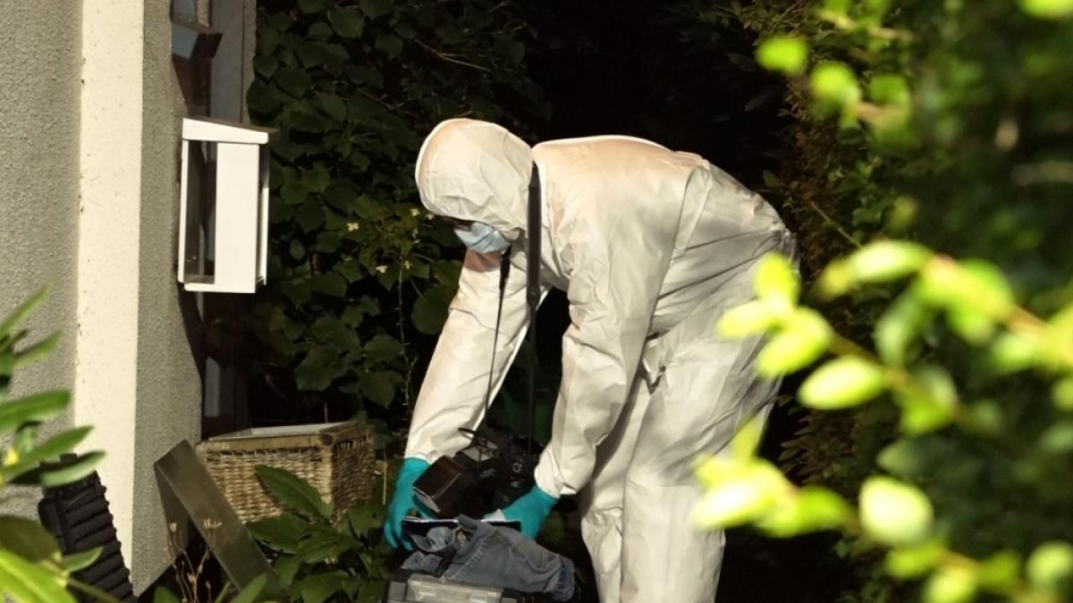 Ein Mitarbeiter der Spurensicherung arbeitet im Eingangsbereich eines Einfamilienhauses in Delmenhorst, vor dem die Leiche einer 80-j&auml;hrigen Frau gefunden worden war. (Foto)