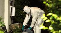 Ein Mitarbeiter der Spurensicherung arbeitet im Eingangsbereich eines Einfamilienhauses in Delmenhorst, vor dem die Leiche einer 80-jährigen Frau gefunden worden war.