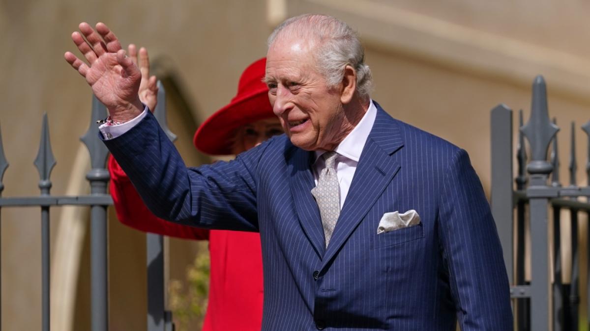 K&ouml;nig Charles zeigte sich fr&ouml;hlich beim Verlassen der St. George's Chapel in Windsor nach der Ostermesse. (Foto)