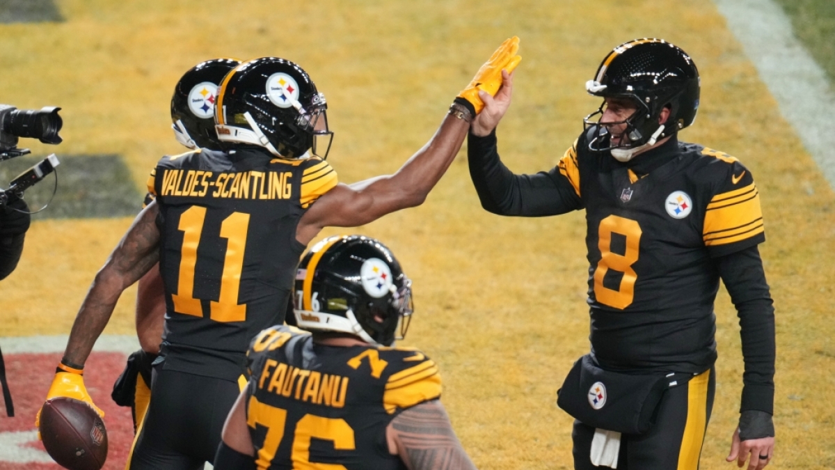 Marquez Valdes-Scantling (l) und Aaron Rodgers (r) von den Pittsburgh Steelers geben sich ein High-Five, am 15.12.2025. (Symbolbild) (Foto)