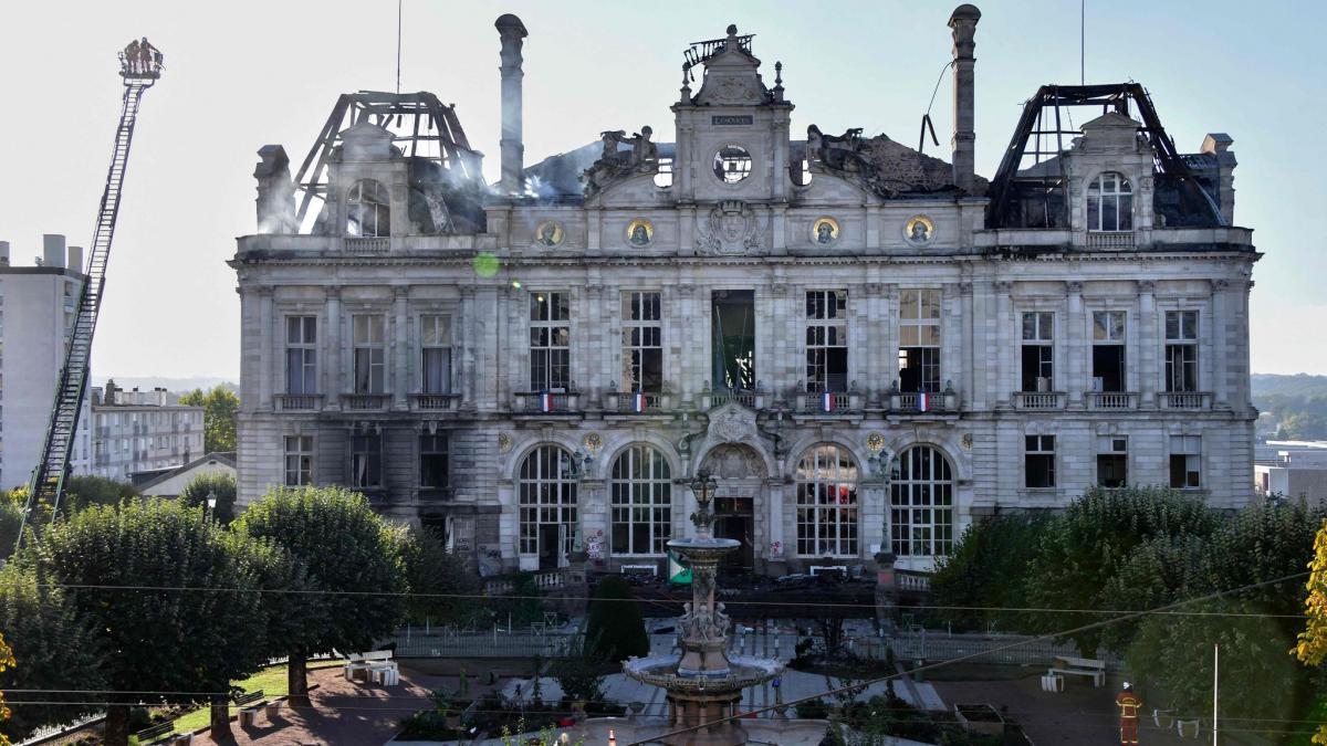 Das verheerendste Symbol der Zerst&ouml;rung: In Limoges setzten Randalierer das denkmalgesch&uuml;tzte Rathaus der 130.000-Einwohner-Stadt in Brand. (Foto)