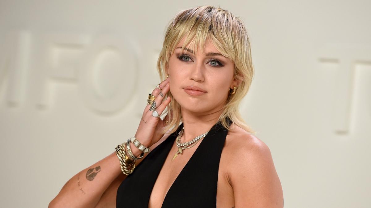 Miley Cyrus gab ihren Fans auf Instagram schon mal einen hei&szlig;en Vorgeschmack auf ihren Super Bowl-Auftritt. (Foto)