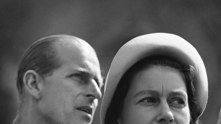 Die britische Königin Elizabeth II und ihr Gemahl, Prinz Philip, der Herzog von Edinburg, während eines Besuches am 20.06.1956.