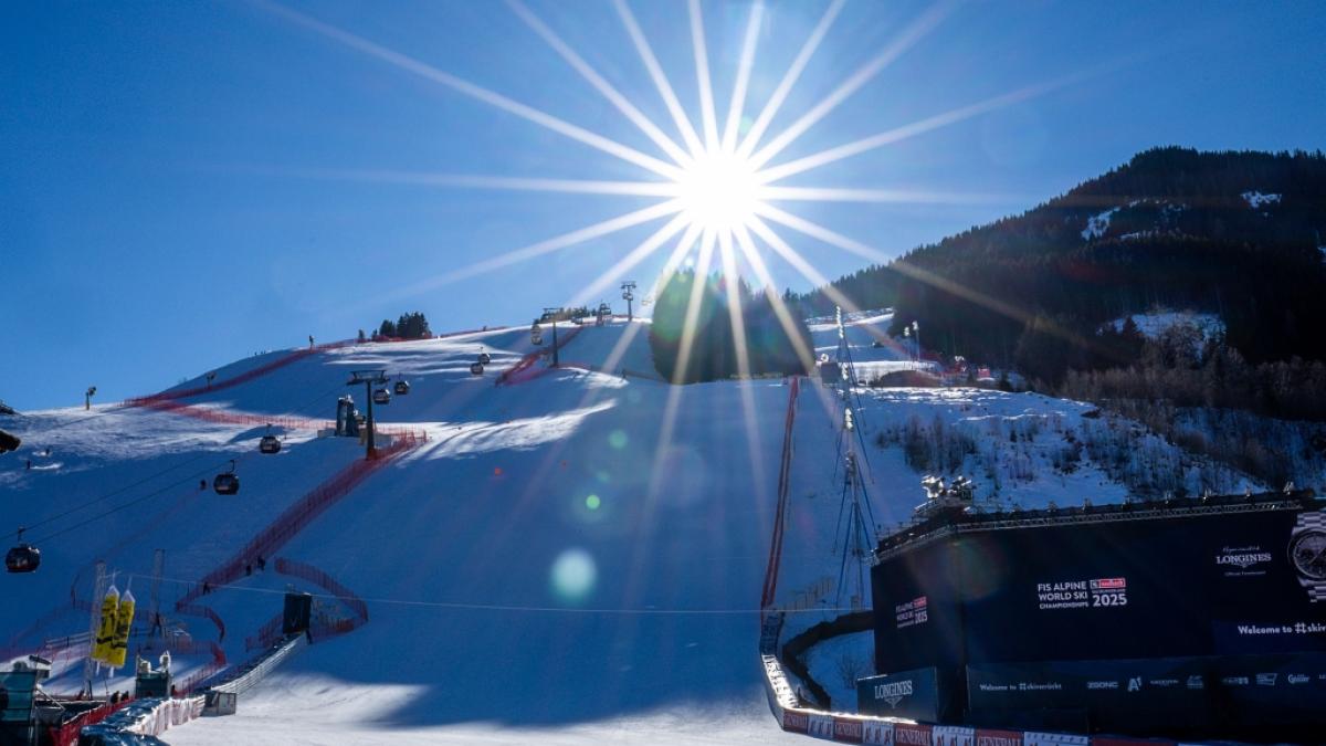 Die Sonne scheint &uuml;ber dem Zielhang am Zw&ouml;lferkogel im Skigebiet Saalbach-Hinterglemm. Auf dieser Strecke wird unter anderem die Alpine Ski-WM ausgetragen (Symbolbild). (Foto)