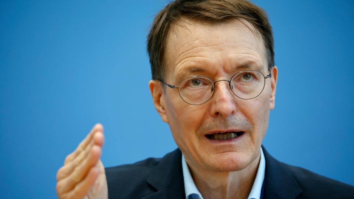 Panikmacher Lauterbach mit mahnender Geste gegen Wagenknechts "mildere Verl&auml;ufe" (Foto)
