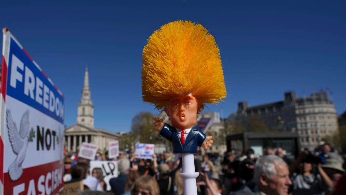 Tausende Menschen demonstrieren in den USA gegen die Politik von Donald Trump. (Foto)