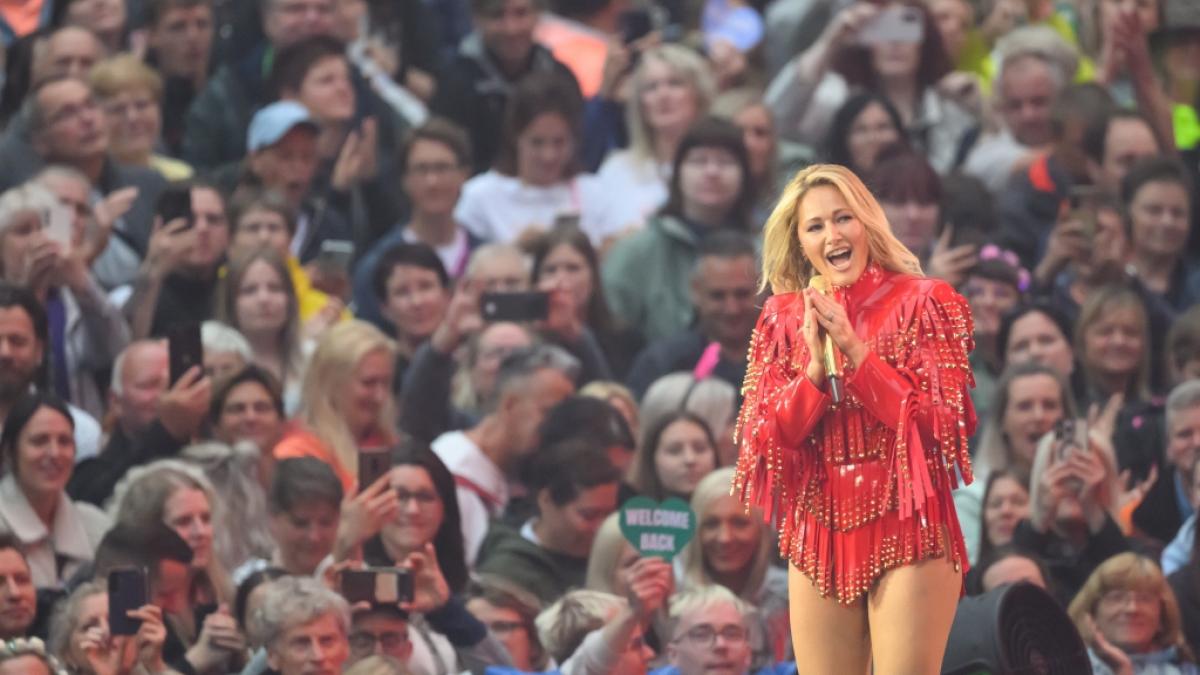 Dieser Moment r&uuml;hrt ein ganzes Stadion: Helene Fischer begr&uuml;&szlig;t ihren wohl &auml;ltesten Fan &ndash; eine 95-j&auml;hrige Frau aus Belgien. (Symbolbild) (Foto)