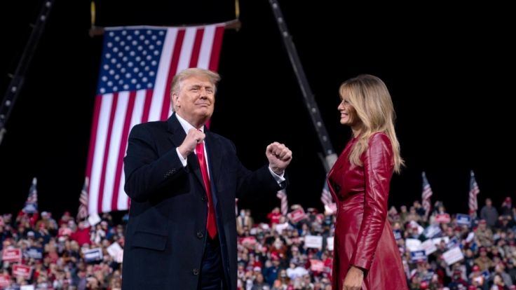 US-Präsident Donald Trump mit der First Lady Melania Trump bei der Kundgebung in Georgia. Trump machte eine Ankündigung für 2024.