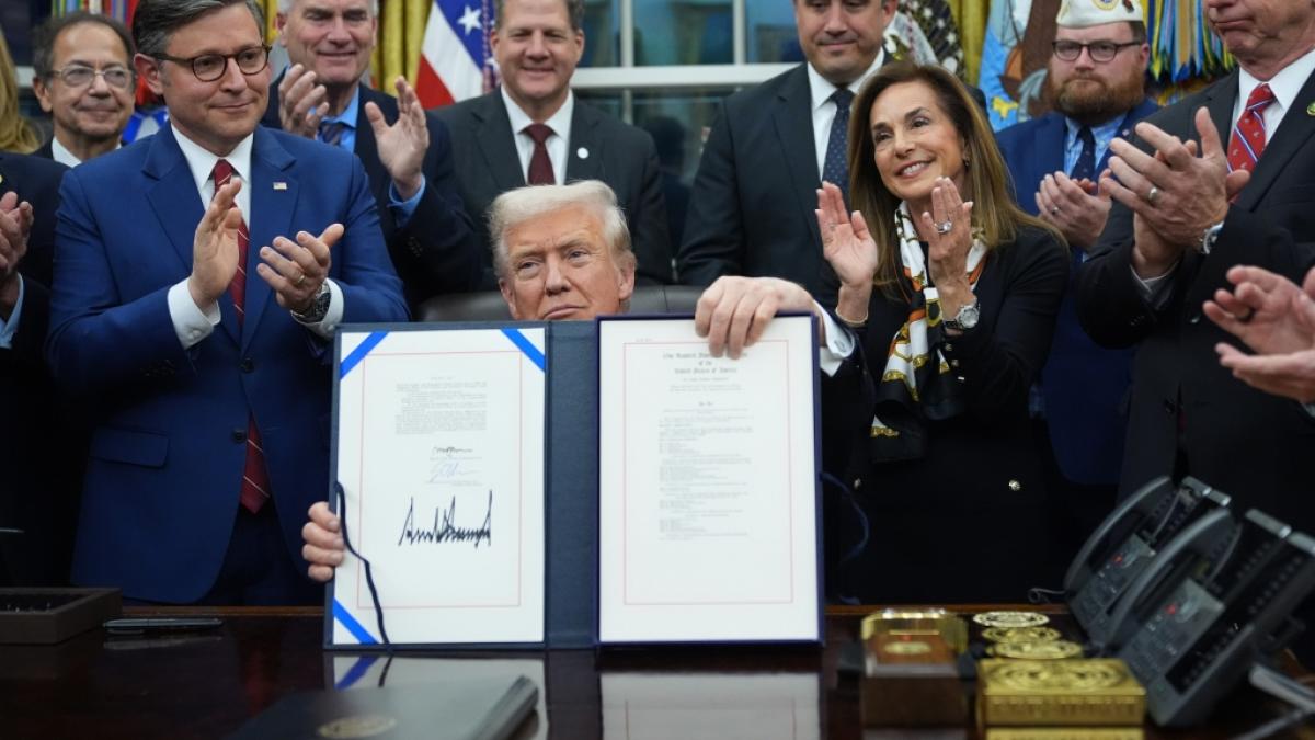 Donald Trumps Versteckspiel ging nicht auf: Die Blessuren an den Handr&uuml;cken des US-Pr&auml;sidenten blieben den Kameras der Medienvertreter nicht verborgen. (Foto)
