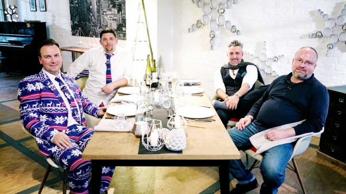 Zur Weihnachtszeit werden die K&ouml;che (v.l.) Tim Raue, Tim M&auml;lzer, Christian Lohse und Roland Trettl vor eine ganz besondere Herausforderung gestellt. (Foto)