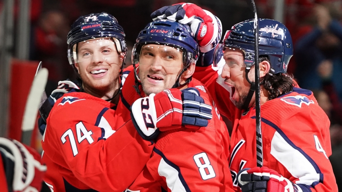 Eishockey, NHL, Washington Capitals - Montreal Canadiens, Capital One Arena: Alexander Owetschkin (M) von den Washington Capitals feiert sein 699. Karrieretor. (Foto)