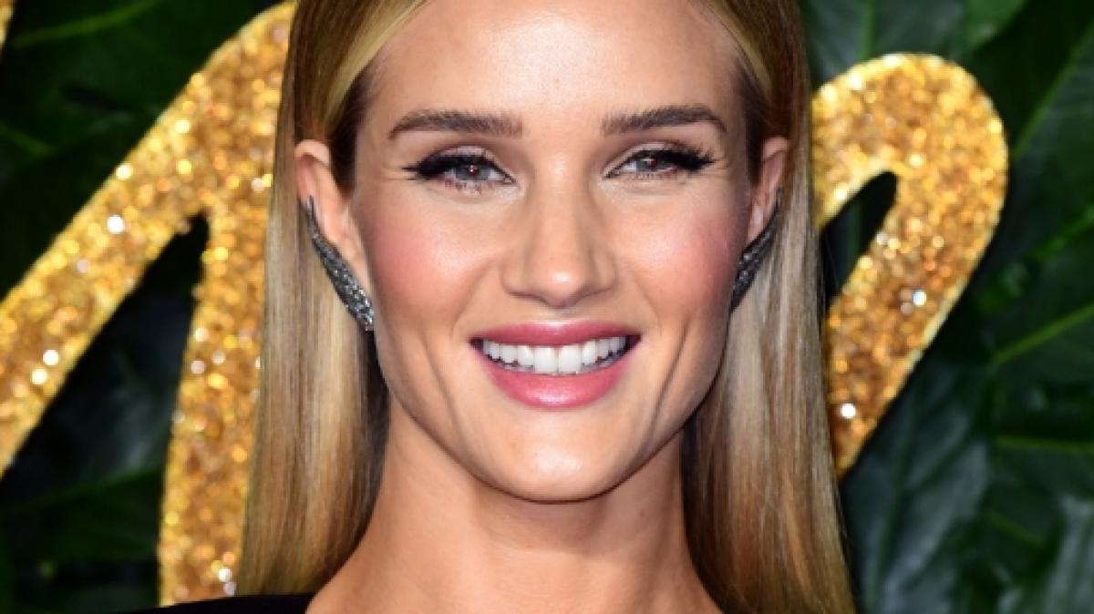Rosie Huntington-Whiteley stimmt sich auf den Sommer ein. (Foto)