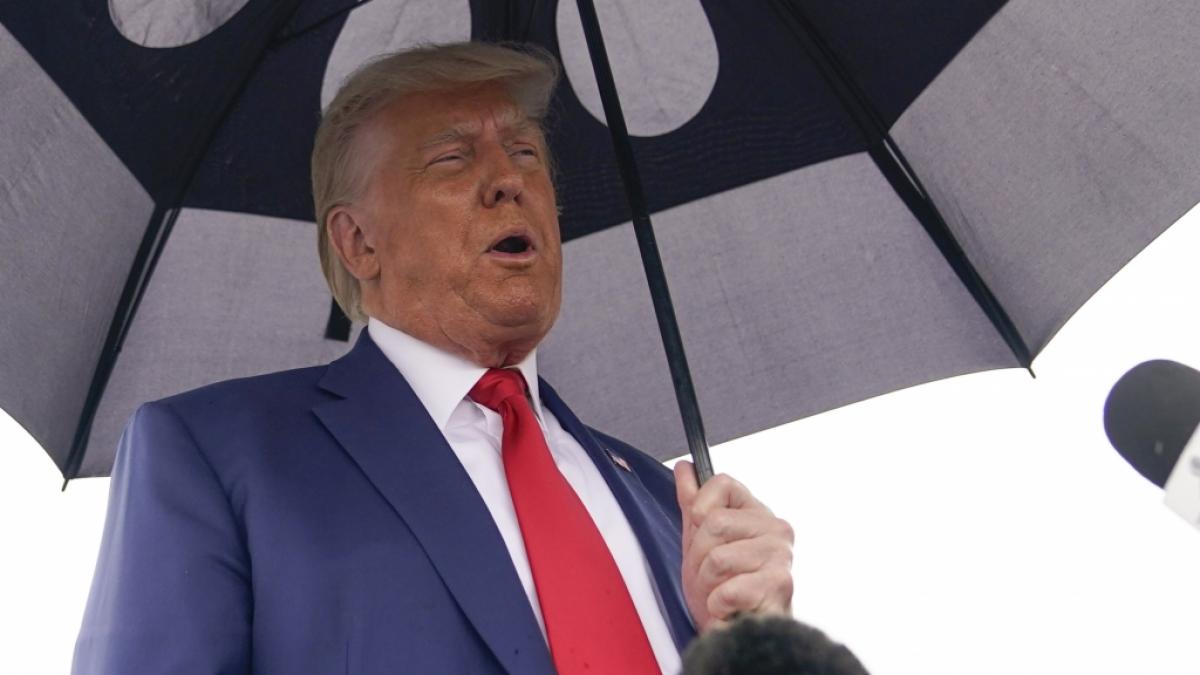 Der ehemalige US-Pr&auml;sident Donald Trump spricht mit Reportern, nachdem er vor Gericht auf "nicht schuldig" pl&auml;diert hat. (Foto)