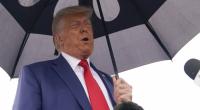 Der ehemalige US-Präsident Donald Trump spricht mit Reportern, nachdem er vor Gericht auf 