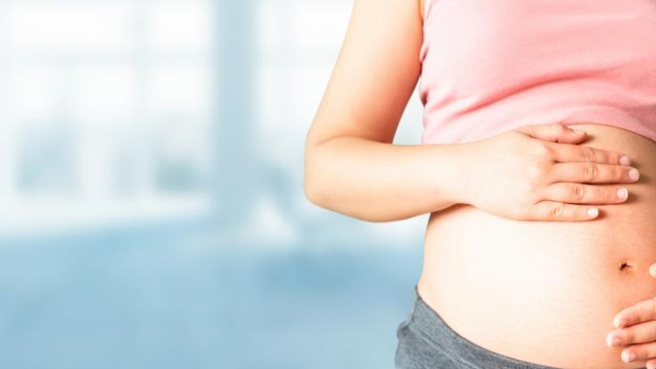 Für eine schwangere Frau und ihr ungeborenes Baby ist eine Corona-Infektion gefährlich. (Symbolfoto)